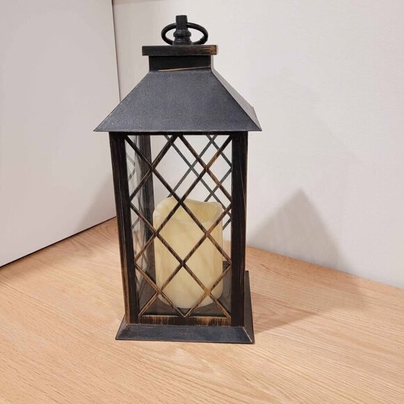 large lantern with battery operated candle - Picture 2 of 8